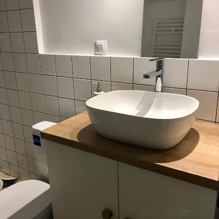 Quiet And New Apartment In The City Center דירה *